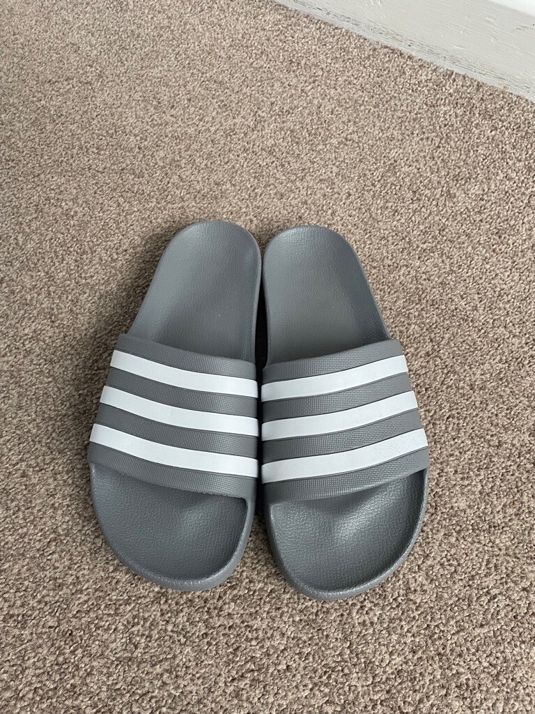Adidas sliders size 9 | in Banbury 